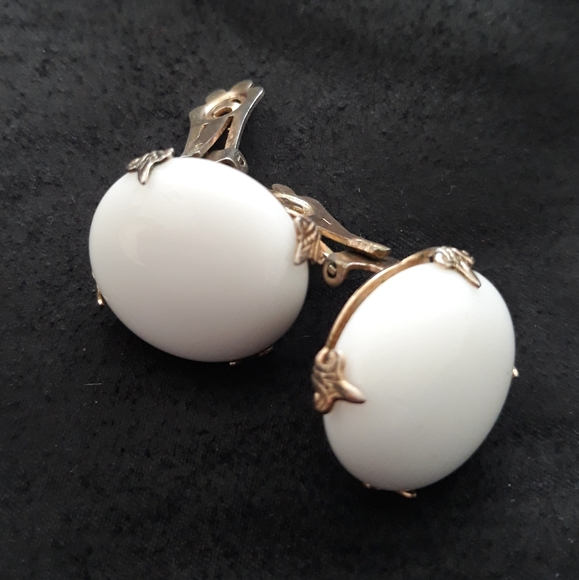 Vtg Art Deco White Milk Glass Button Clip On Earrings - Picture 8 of 8